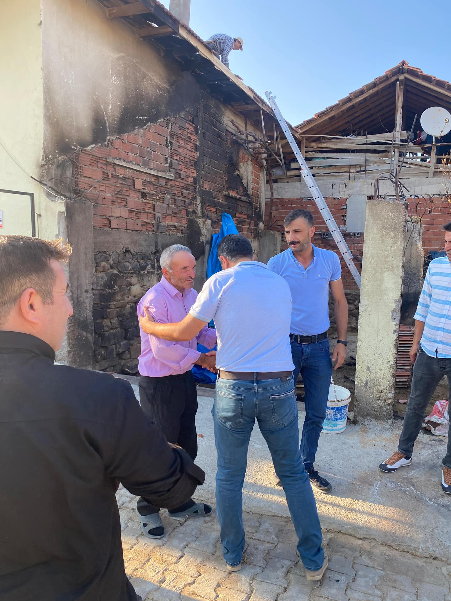 MHP İLÇE BAŞKANI AKEL VE YÖNETİMİNDEN YANGINDA SAMANLIĞI YANAN VATANDAŞI ZİYARET