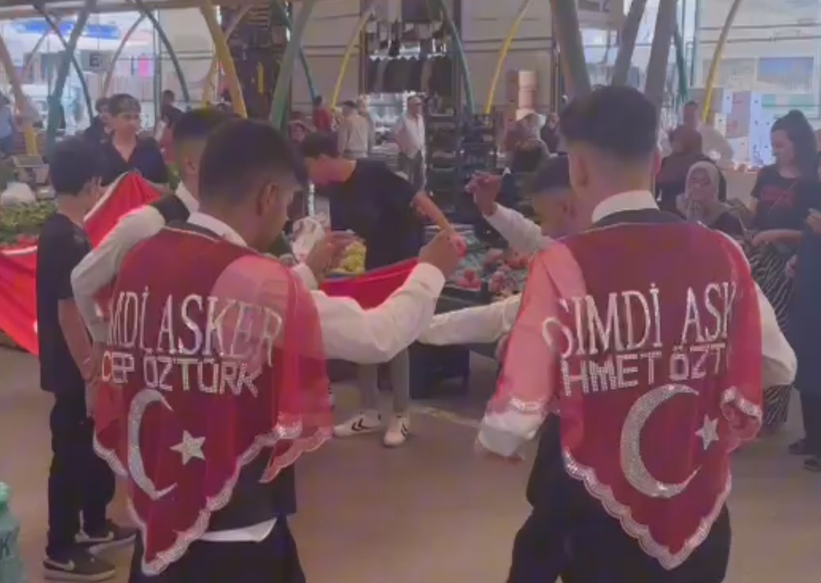 ASKER ADAYLARI DAVUL ZURNA EŞLİĞİNDE HARÇLIK TOPLADI