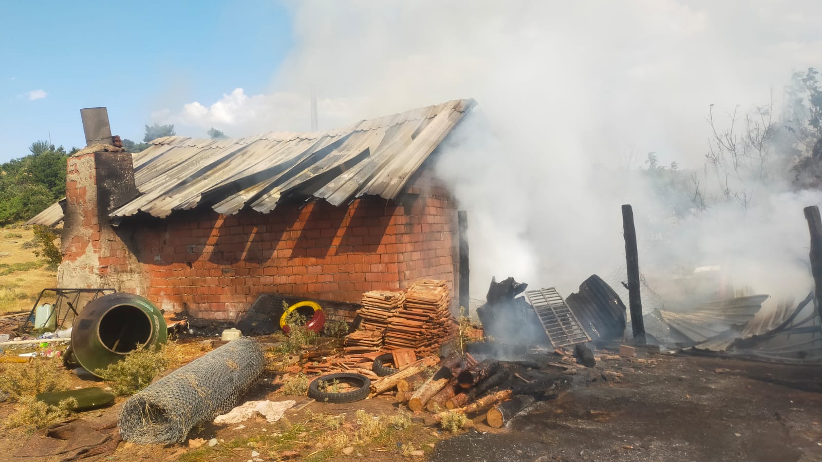 GEDİZ’DE ELEKTRİK KONTAĞINDAN ÇIKAN YANGINDA EV VE TARLA YANDI