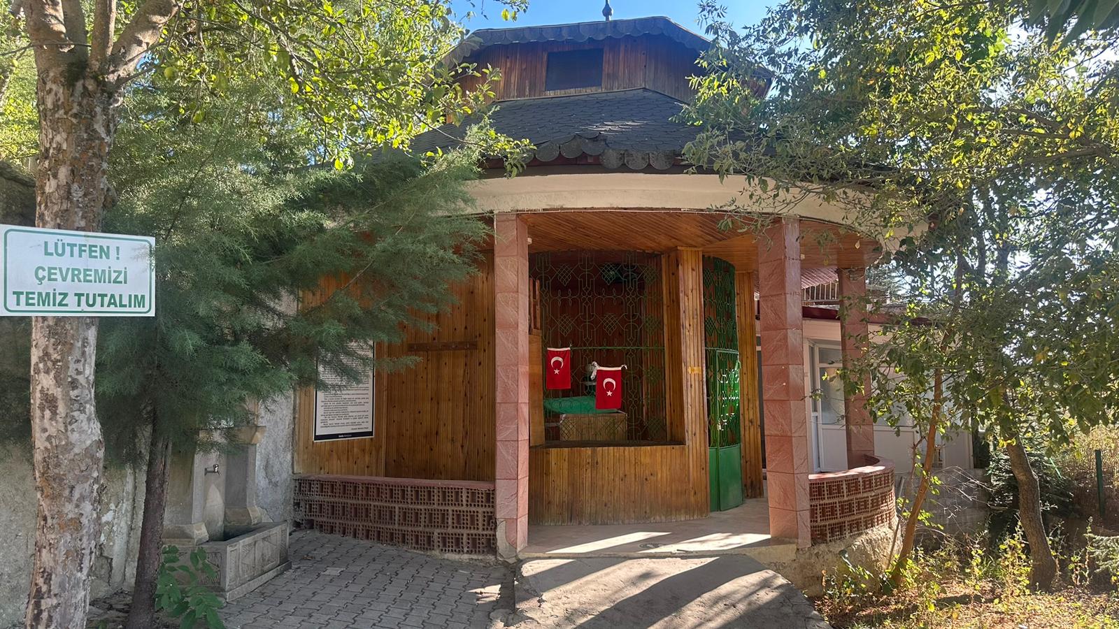 MURAT DAĞINDA BULUNAN TÜRBE BOZUK PARALARLA DOLUYOR