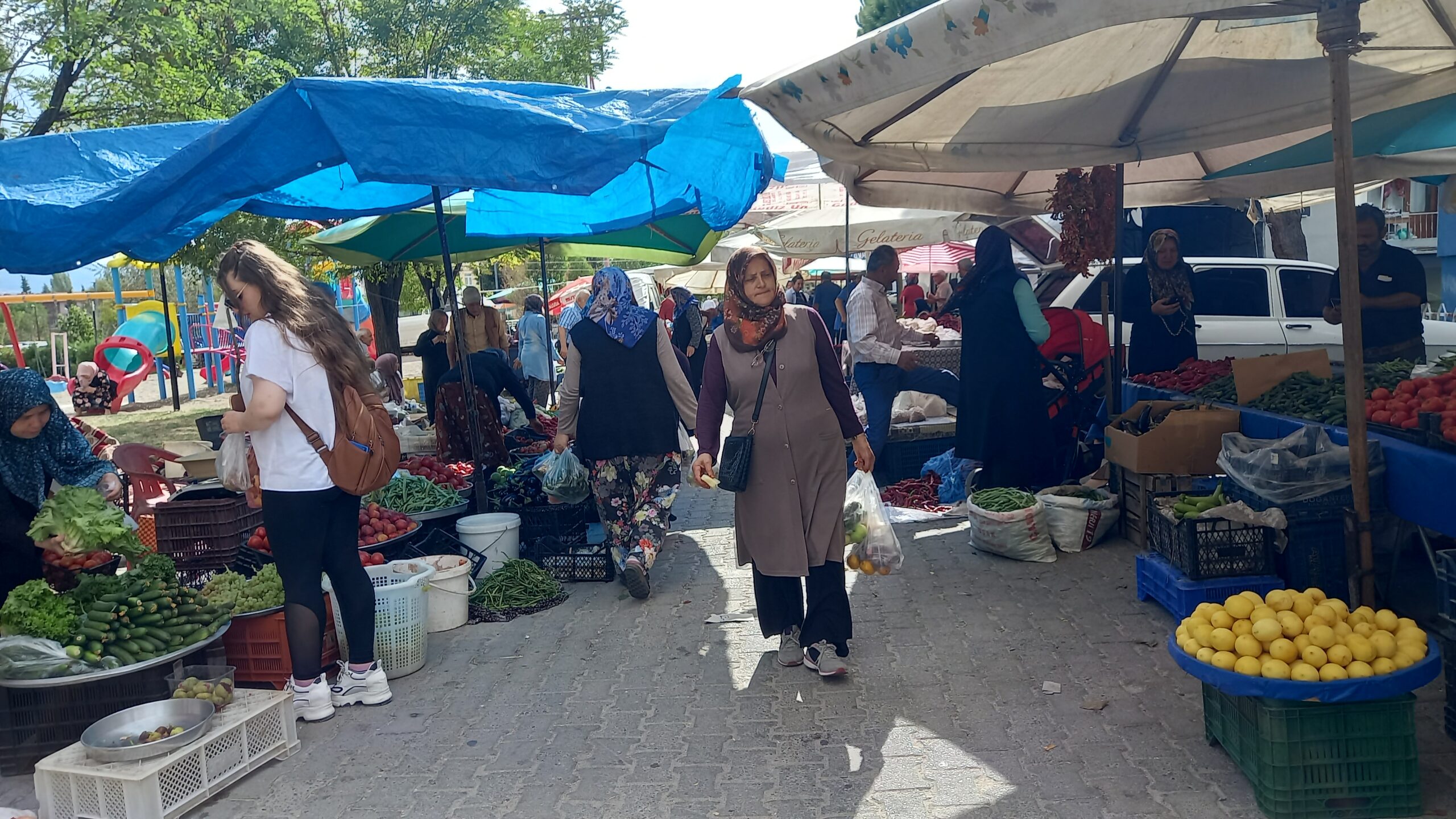 GEDİZ ERGENEKON MAHALLESİ SEMT PAZARINA YOĞUN İLGİ
