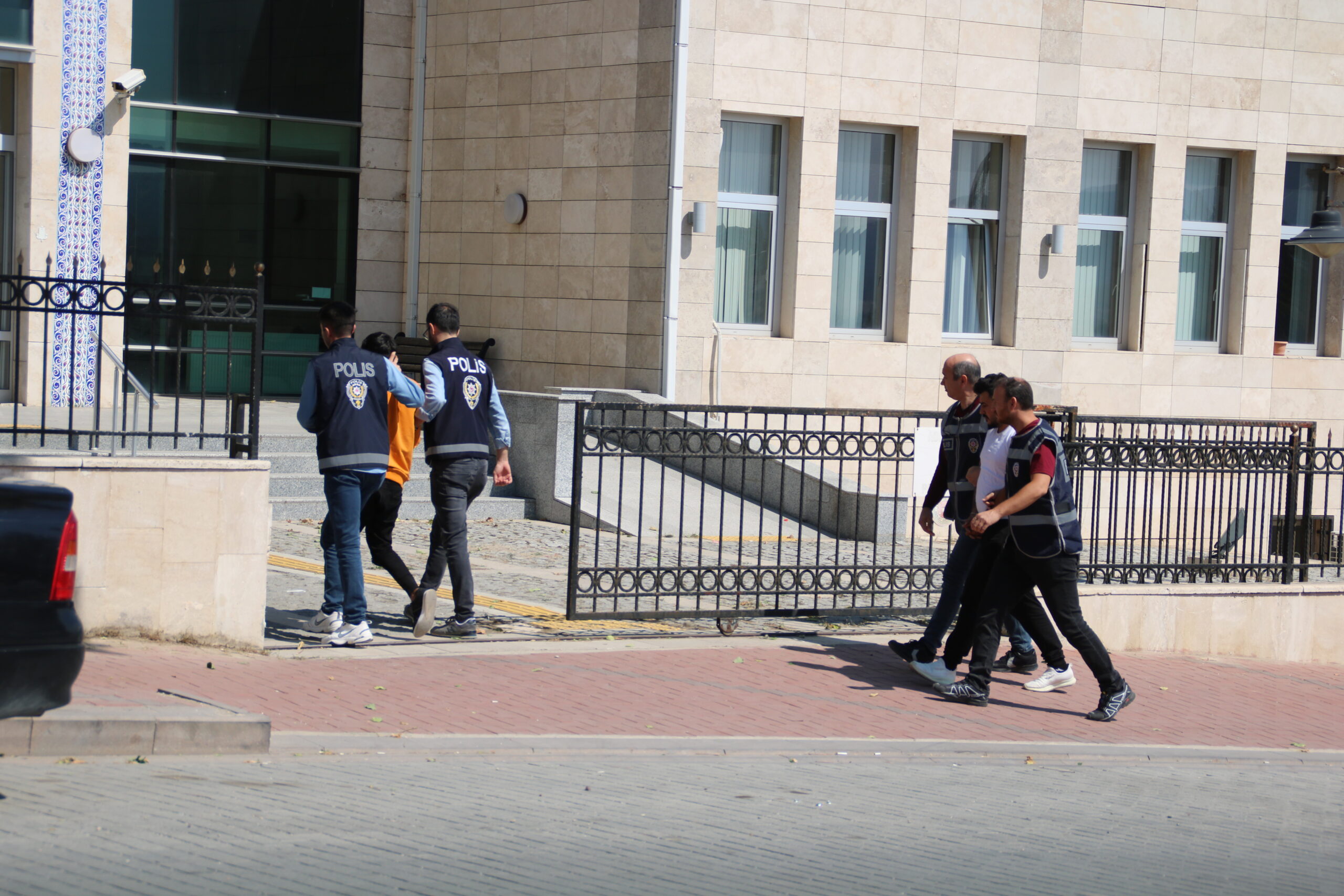 GEDİZLİ BİR VATNDAŞTAN 4 MİLYONLUK VURGUN YAPAN SURİYELİLER YAKALANDI