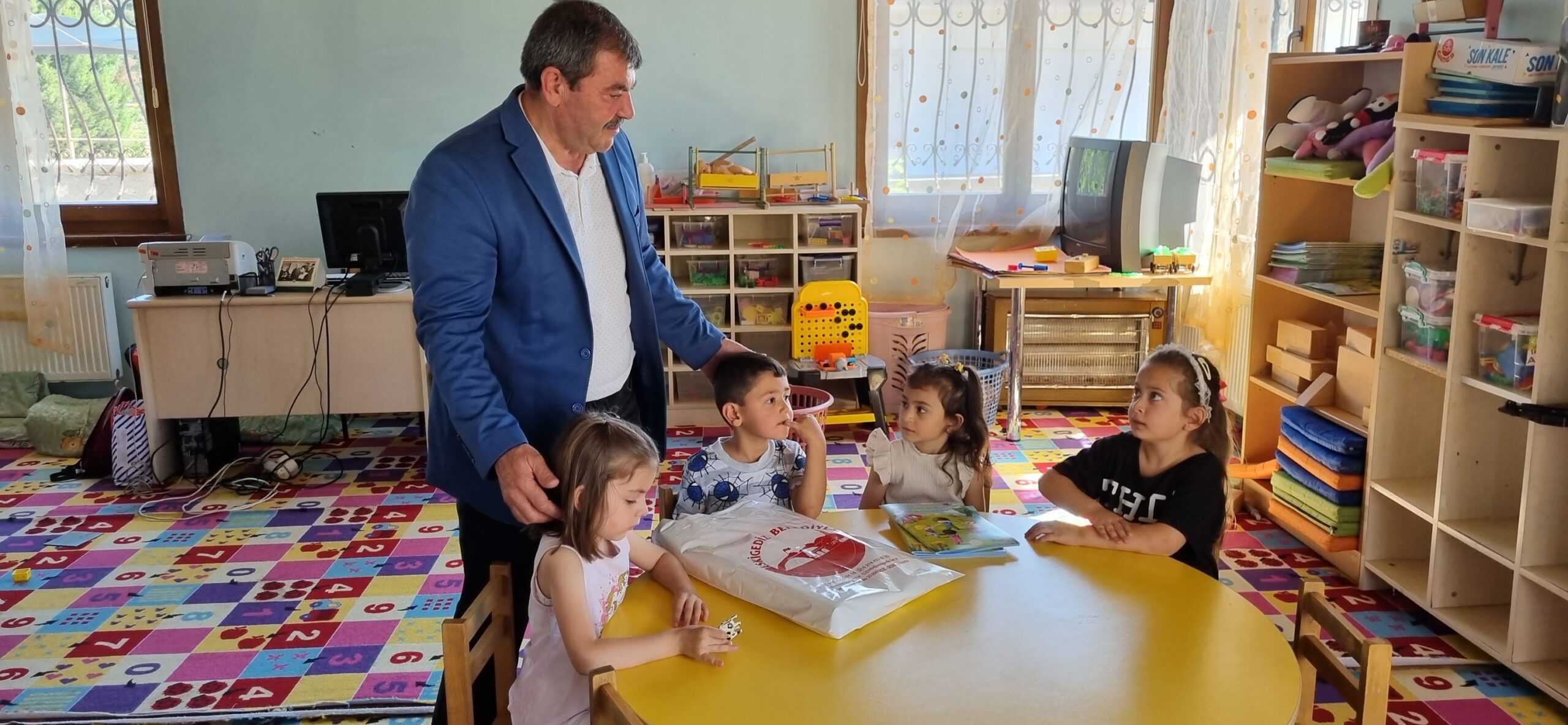 ESKİGEDİZ BELEDİYE BAŞKANLIĞI TARAFINDAN ÖĞRENCİLERE VE GEDİZ’E TAŞIMALI OLARAK GİDEN ÖĞRENCİLERİN TAMAMINA KIRTASİYE YARDIMI YAPILDI