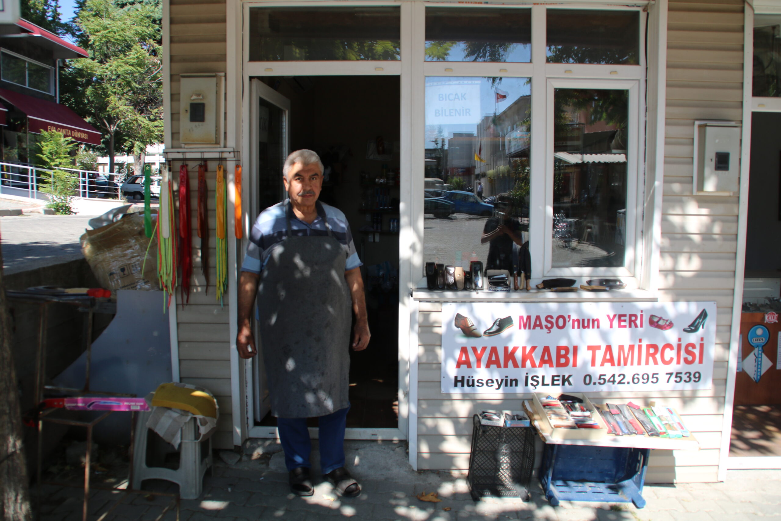 2 METREKARELİK DÜKKANINDA BABA MESLEĞİNİ DEVAM ETTİRİYOR