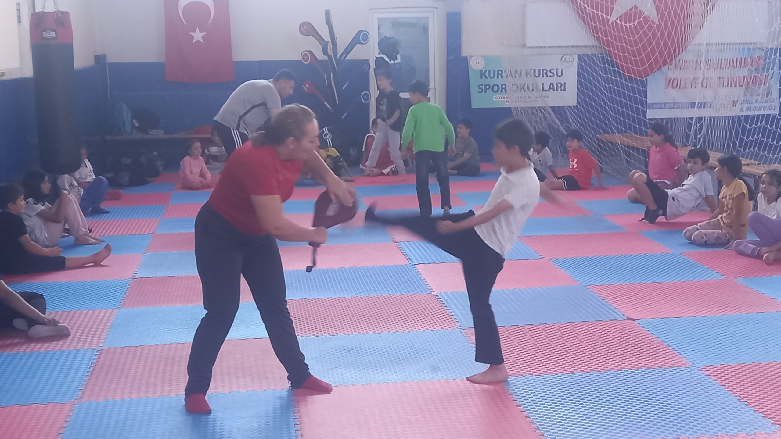 KİCK BOKS DÜNYA ŞAMPİYONU DUYGU OCAK, “GEDİZ’DE MİNİK YÜREKLERE DOKUNARAK ŞAMPİYONLAR ÇIKARMAK İSTİYORUZ”