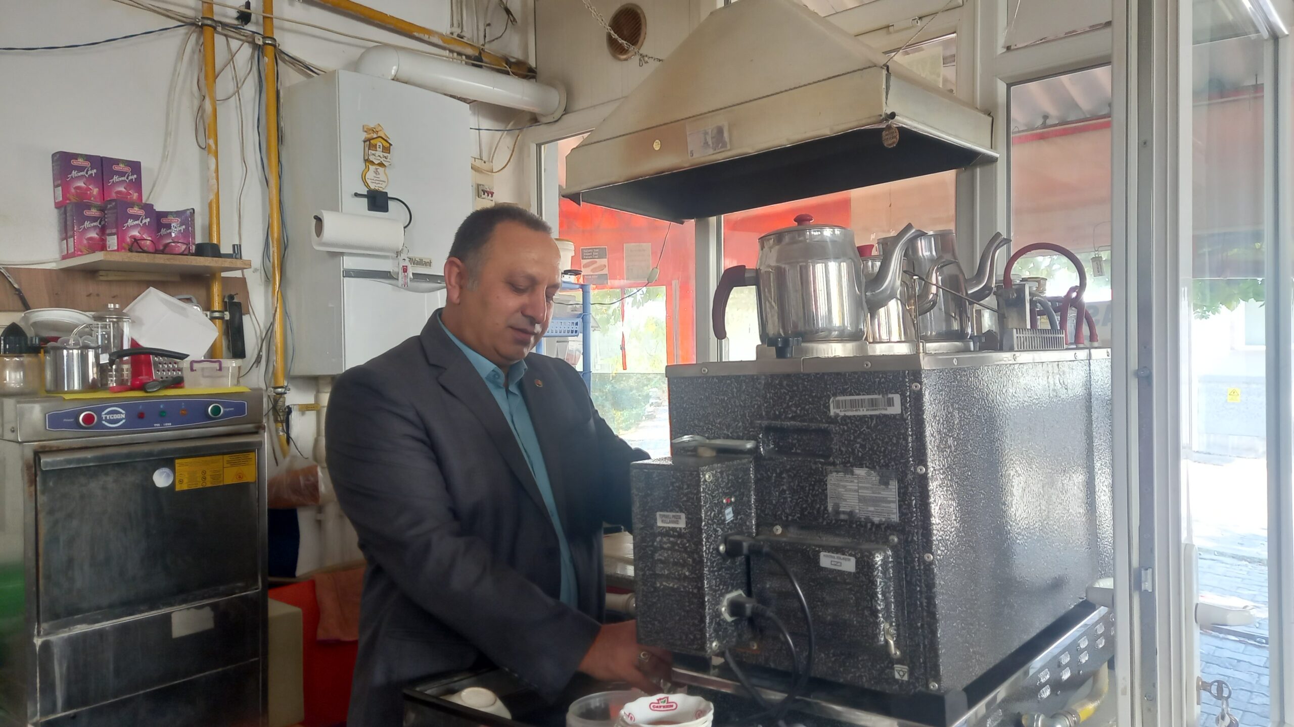 KİTAP OKUYANA ÜCRETSİZ ÇAY VEREN ÇAY OCAĞI SAHİBİ YUSUF ATAK MUHTAR ADAYLIĞINI AÇIKLADI