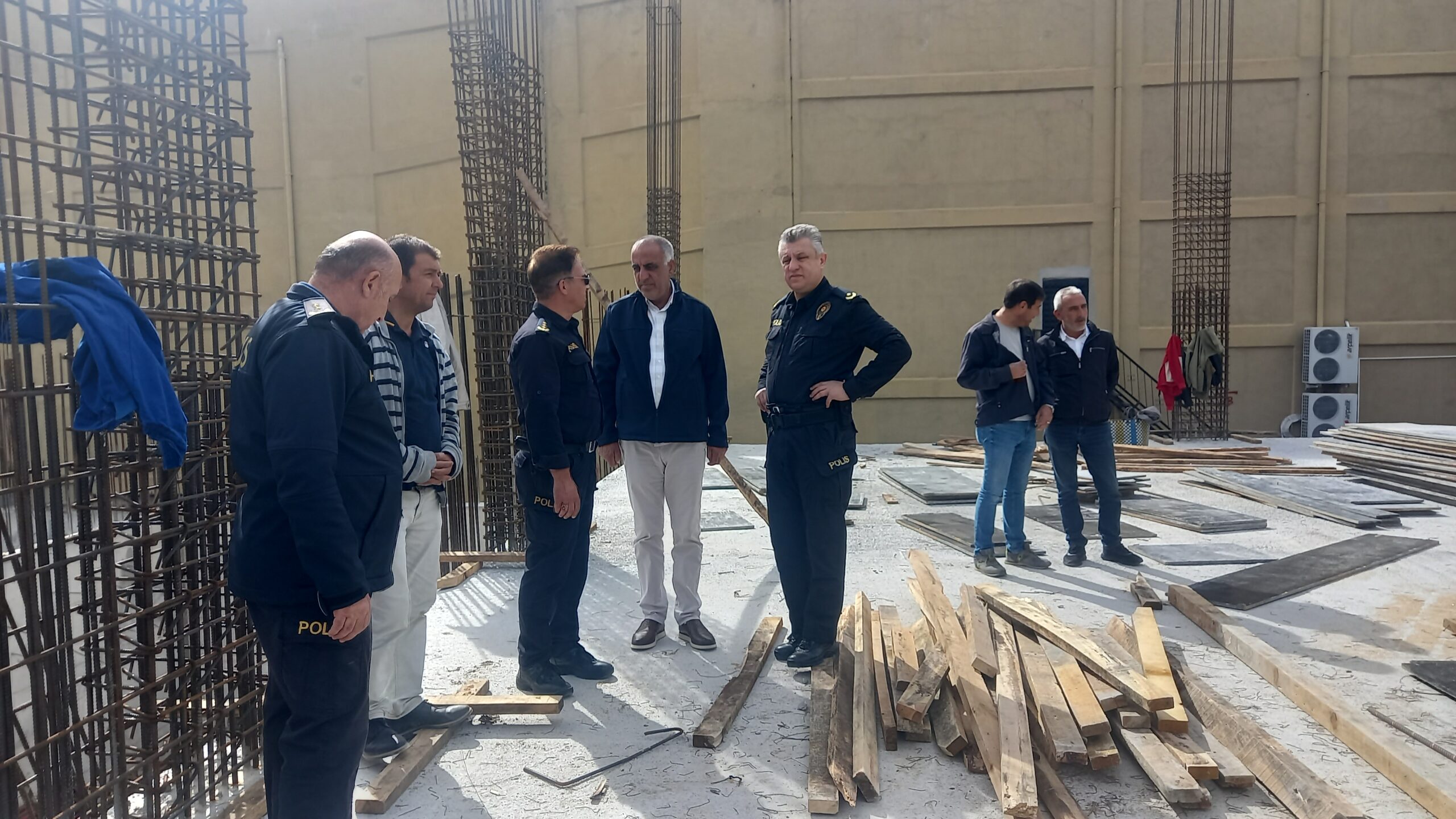 İL EMNİYET MÜDÜR YARDIMCISI İLKER ÇAKMAK YAPIMI DEVAM EDEN GEDİZ İLÇE EMNİYET MÜDÜRLÜĞÜ BİNASINDA İNCELEMEDE BULUNDU