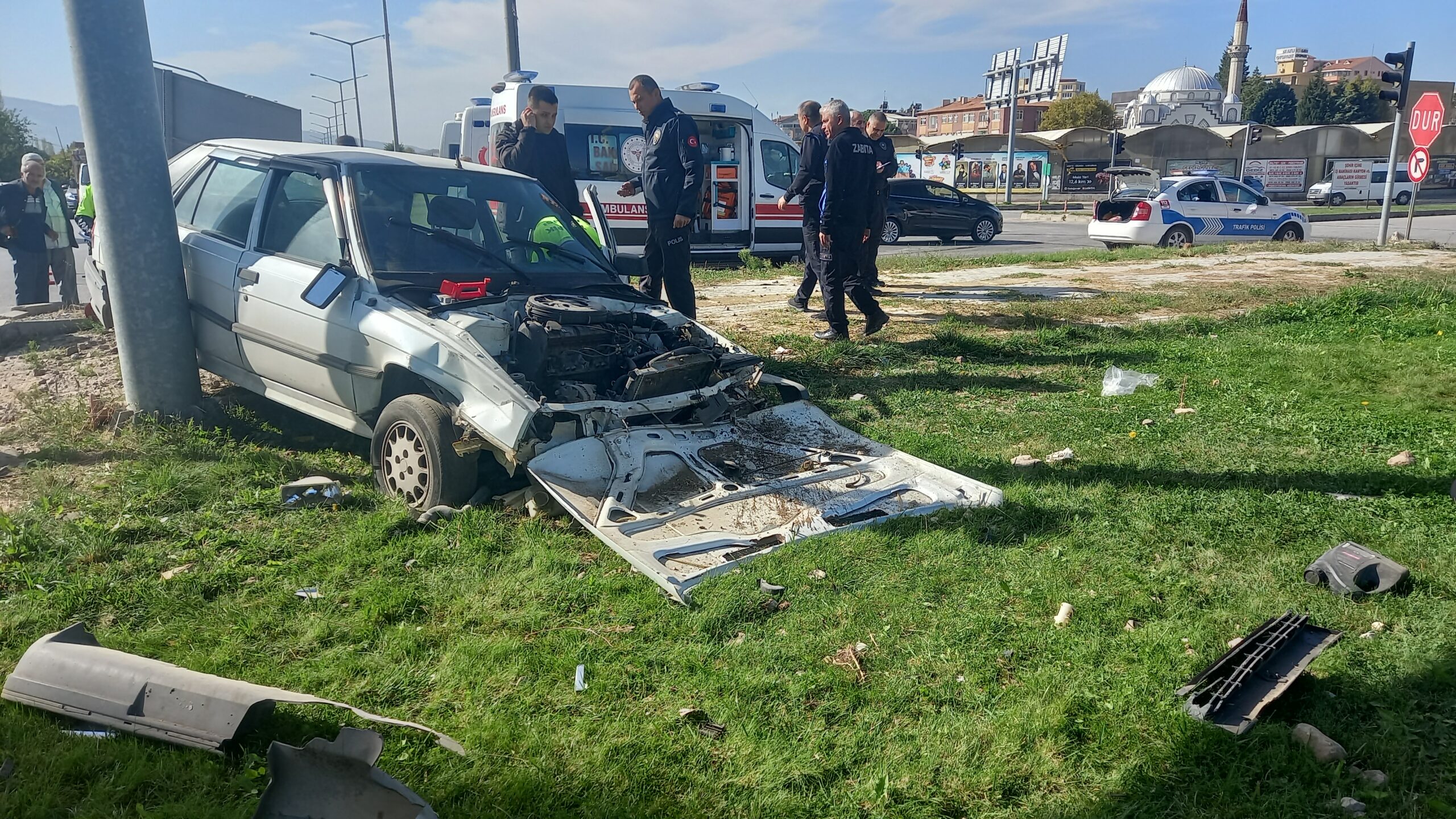 GEDİZ’DE TRAFİK KAZASI, 3 YARALI