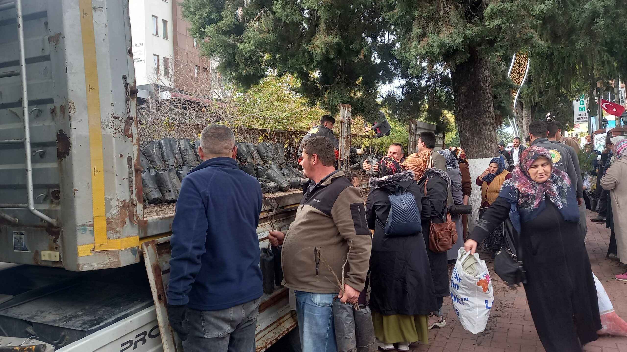 GEDİZ’DE 15 BİN DAĞITILDI