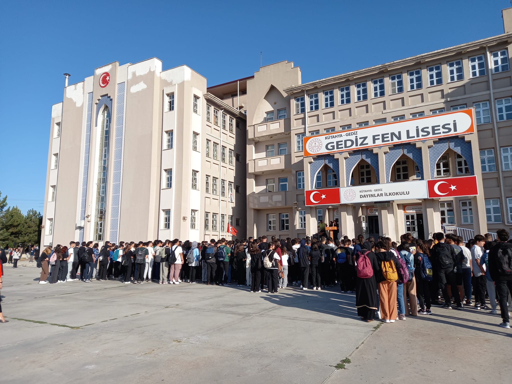 HAŞHAŞ ÜRETİCİLERİ 30 EKİM TARİHİNE KADAR HÜBAS ÜZERİNDEN BAŞVURU YAPABİLECEKLER  Kütahya’nın Gediz ilçesinde, Ziraat Odası Başkanlığı 2023-2024 tarım dönemi haşhaş ekimi için başvuruların 30 Ekim tarihine kadar yapılması gerektiğini ve sadece Haşhaş Üretim Başvuru Sistemi (HÜBAS) üzerinden yapılacağı konusunda uyardı. Sadece Ziraat Odaları ve ÇKS kayıtları haşhaş ekim izni için yeterli olmadığını bildiren Ziraat Odası Başkanlığı, “Üreticiler ekim başvurusunda bulunacağı parseller için Tarım ve Orman Bakanlığı il veya ilçe teşkilatlarınca düzenlenecek Çiftçi Kayıt Sistemi (ÇKS) belgesi alınmasını müteakip HÜBAS üzerinden ekim izin talebinde bulunacaklar. 2023-2024 tarım dönemi haşhaş ekim başvuru süresi mevzuat gereği 30 Ekim 2023 tarihine kadar olup sonrasında izin başvurusu kapatılacak” denildi. Her bir üreticinin ÇKS’ye kayıtlı en fazla 3 parsel ekim izni alabileceğini belirten Ziraat Odası Başkanlığı, “Geçtiğimiz yıl uygulanan üretici başına 30 dekar ekim alanı sınırlaması bu sene uygulanmayacak. Yazlık ekilişler için izin belgesi tanzim edilmeyecek olup, kışlık ekim için izin belgesi düzenlenmiş alanlar için yenileme ekimi yapılabilecek. Bu tarım döneminde de köy/mahallelere aktarılacak kota kadar ekim yapılabilecek. Haşhaş ekim alanları uydu görüntüleri üzerinden takip ve kontrol edileceğinden kesinlikle beyan edilen alan dışında ekim yapılmamasına dikkat edilecek. Ayrıca 500 metrekareden küçük parseller için haşhaş ekim başvurusu yapılamayacağı” bilgisi verildi. Birden fazla parsel üretim yapan üreticilerin tüm parsellerinde Ziraat Odasından temin ettikleri TMO tohumluklarını ya da kendi tohumluklarını tercih edebileceklerinin ifade edildiği uyarı da, “ TMO tohumluklarını kullanacak üreticilere haşhaş tohumlukları dekara 1 Kg hesabıyla dağıtılacak. Üretici, yenileme ekimi yapması durumunda ilave dekar başına 1 kg daha haşhaş tohumluğu alabilecekler.  Dağıtılan her 1 kg tohumluk bedeli için KDV hariç 75,00 TL/Kg, 2024 yılında TMO’ya satılacak ürün bedelinden tahsil edilecek. Kurumdan tohumluk alıp ektiğini beyan eden ancak tohumluklarımızı kullanmadığı veya diğer tohumluklarla karıştırarak kullandığı tespit edilen üreticiden ise, fatura karılığı kaydedilen borca ilave olarak her 1 kg tohumluk bedeli için cezai şart niteliğinde 75,00 TL tahsil edileceği duyuruldu. RECEP BAYSAL