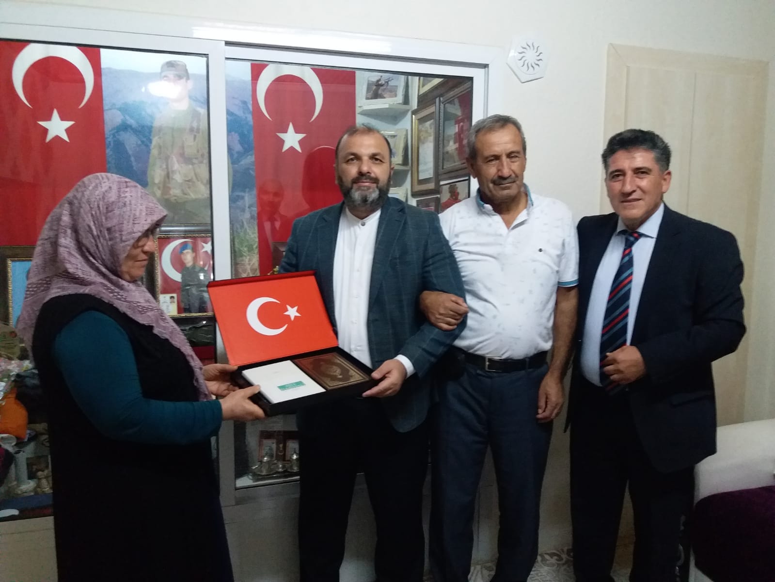 İL MÜFTÜSÜ DR.İRFAN AÇIK GEDİZ’DE ŞEHİT AİLESİNİ ZİYARET ETTİ