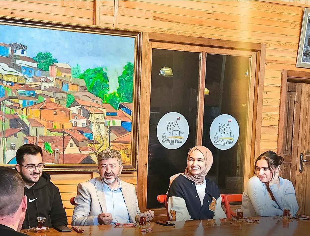 BAŞKAN AKÇADURAK GENÇLERLE BİR ARAYA GELDİ