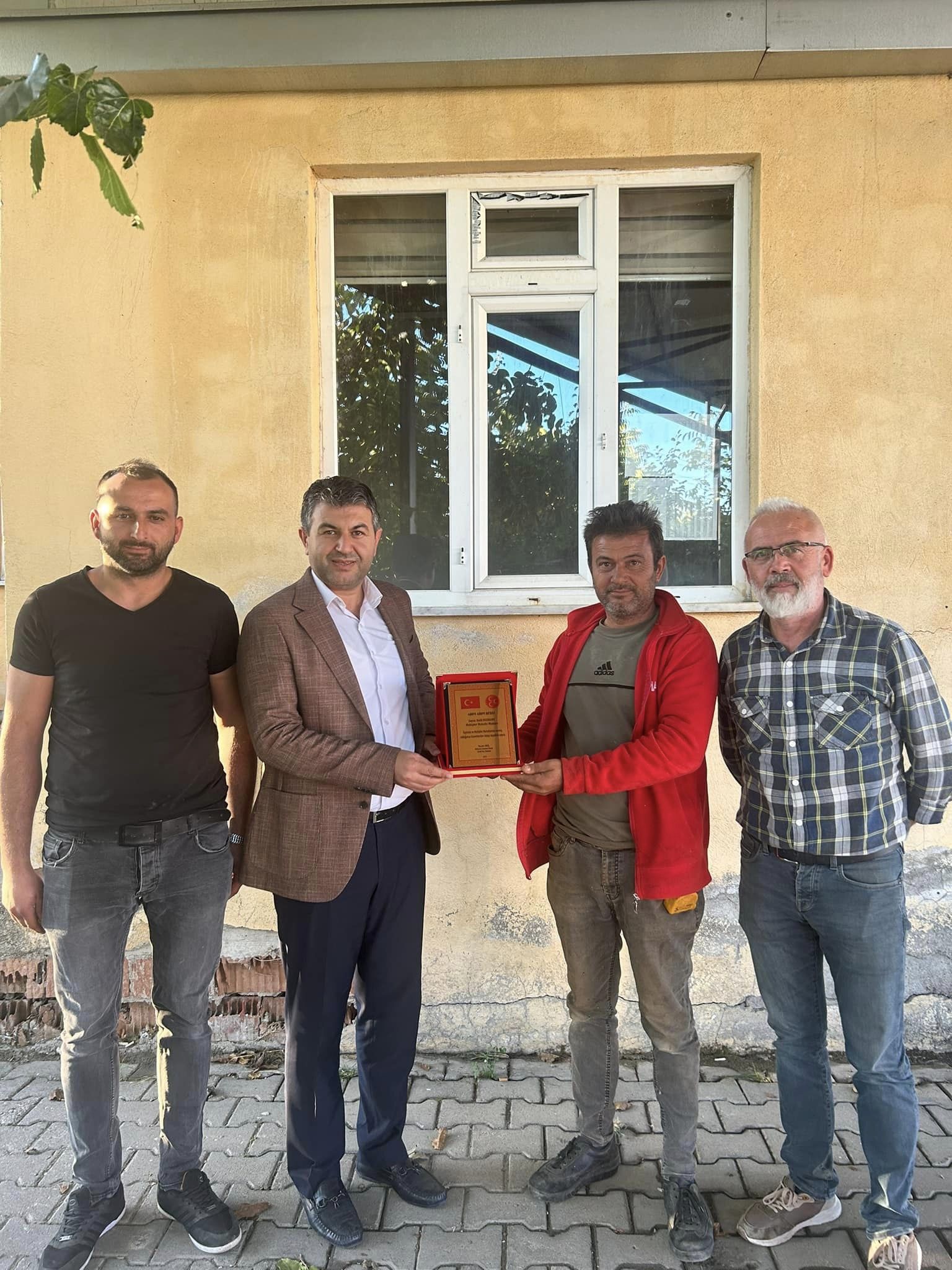 MHP GEDİZ İLÇE BAŞKANI MAHALLE MUHTARLARINI ZİYARET EDEREK PLAKET TAKDİM EDİYOR