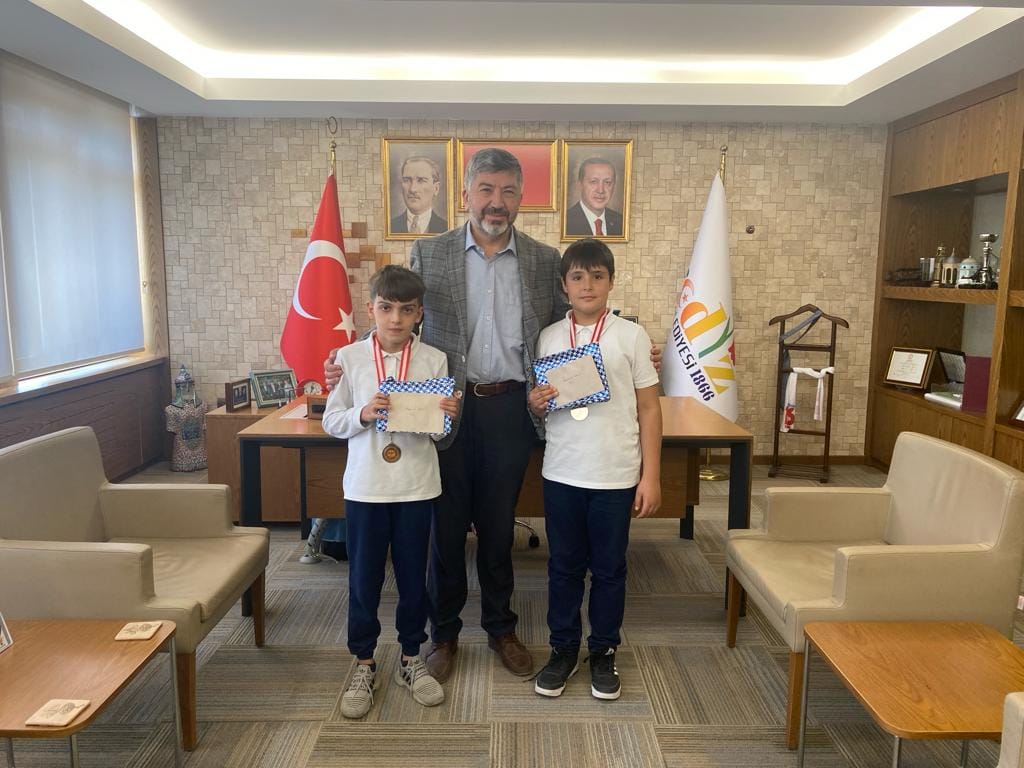 BULDUKLARI PARAYI BELEDİYEYE TESLİM EDEN ÖĞRENCİLER ÖDÜLLENDİRİLDİ