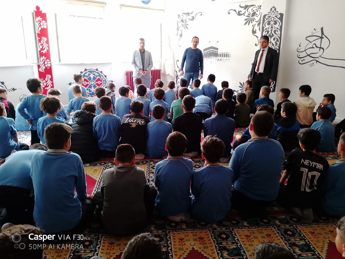 ÖĞRENCİLER FİLİSTİNLİ ŞEHİTLER İÇİN GIYABİ CENAZE NAMANZI KILDI