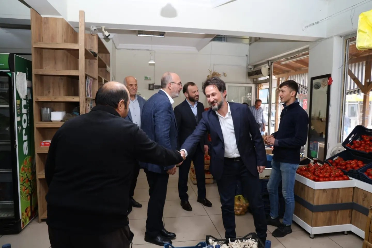 AK PARTİ HEYETİ GEDİZ’DE AÇILIŞ VE ESNAF ZİYARETİ GERÇEKLEŞTİRDİ