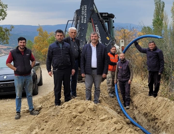 ESKİGEDİZ BELDESİNDE İÇME SUYU HATTINDA BORULARIN DÖŞENMESİNE BAŞLANILDI