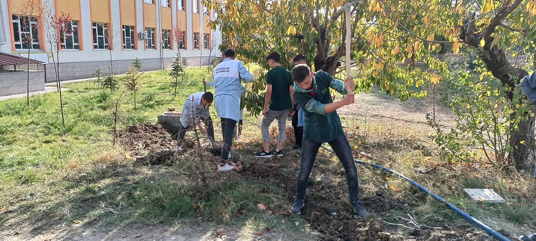 GEDİZ YUNUS EMRE PROJE MESLEKİ VE TEKNİK ANADOLU LİSESİ ÖĞRENCİLERİ OKULUN TÜM İHTİYAÇLARINI KARŞILIYOR