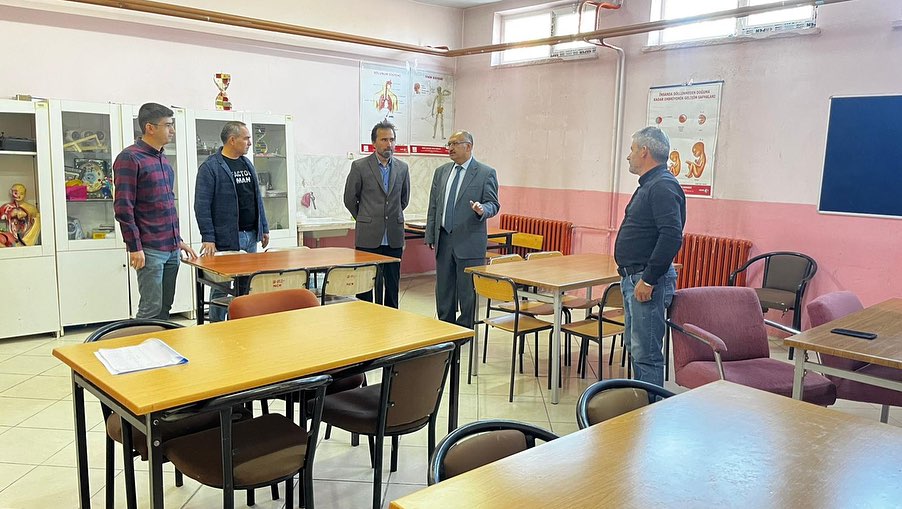 GEDİZ İLÇE MİLLİ EĞİTİM MÜDÜRÜ MAHMUT BAHADUR KÖY OKULUNDA ÖĞRETMEN VE ÖĞRENCİLERLE BİR ARAYA GELDİ