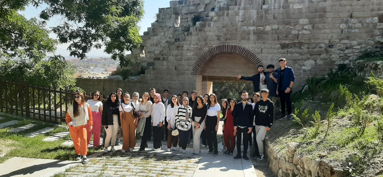 GEDİZ’DE EĞİTİM GÖREN ÜNİVERSİTE ÖĞRENCİLERİNE KÜTAHYA GEZİSİ