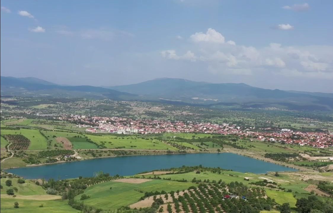 GEDİZ’DE 190 HEKTAR ARAZİ BU GÖLETTEN SULANIYOR