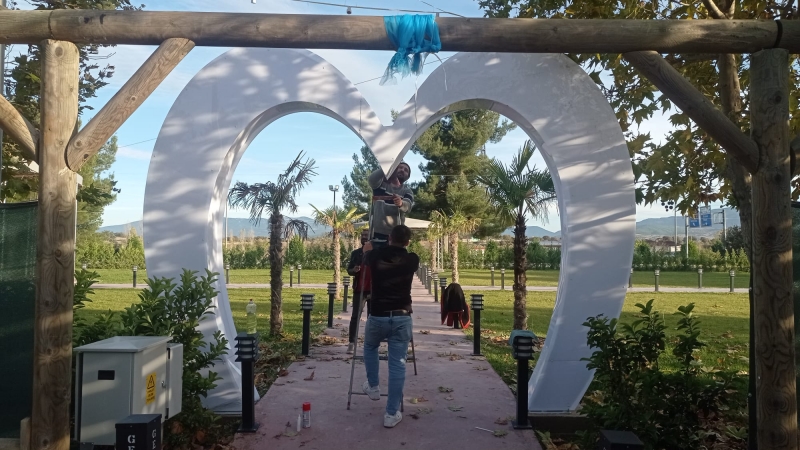 GEDİZ’DE PARK VE BAHÇELERE TİTİZ BAKIM