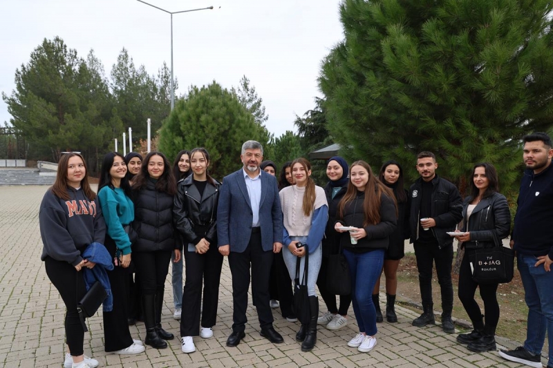 BAŞKAN AKÇADURAK, ÜNİVERSİTELİ ÖĞRENCİLER İLE BULUŞTU