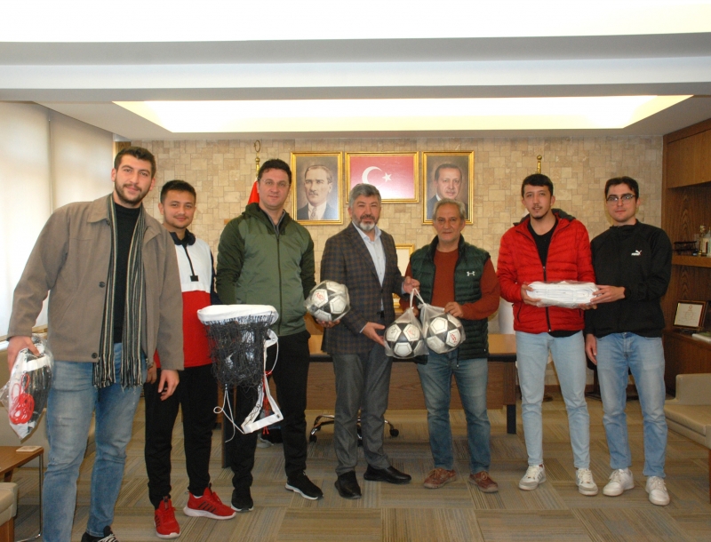 BAŞKAN AKÇADURAK’TAN, AYAK TENİSİ TURNUVASI MALZEME DESTEĞİ