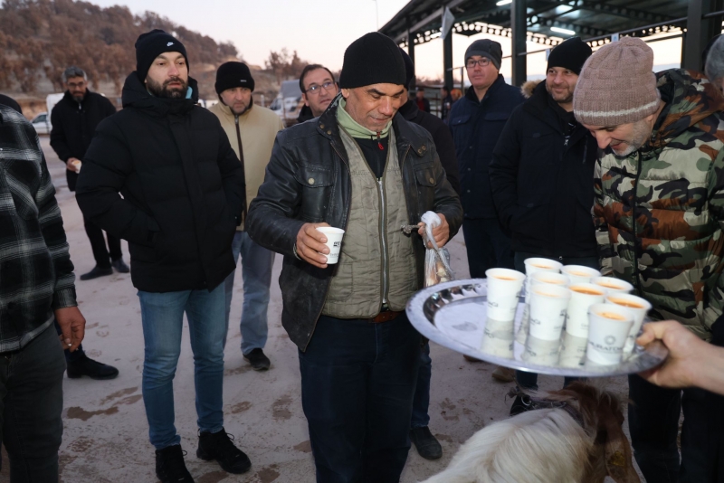 BAŞKAN AKÇADURAK’TAN, CANLI HAYVAN PAZARI’NDA ÇORBA İKRAMI