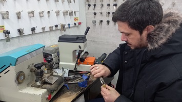 BABA MESLEĞİ OLAN ANAHTARCILIK İŞİNİ 20 YILDIR DEVAM ETTİRİYOR