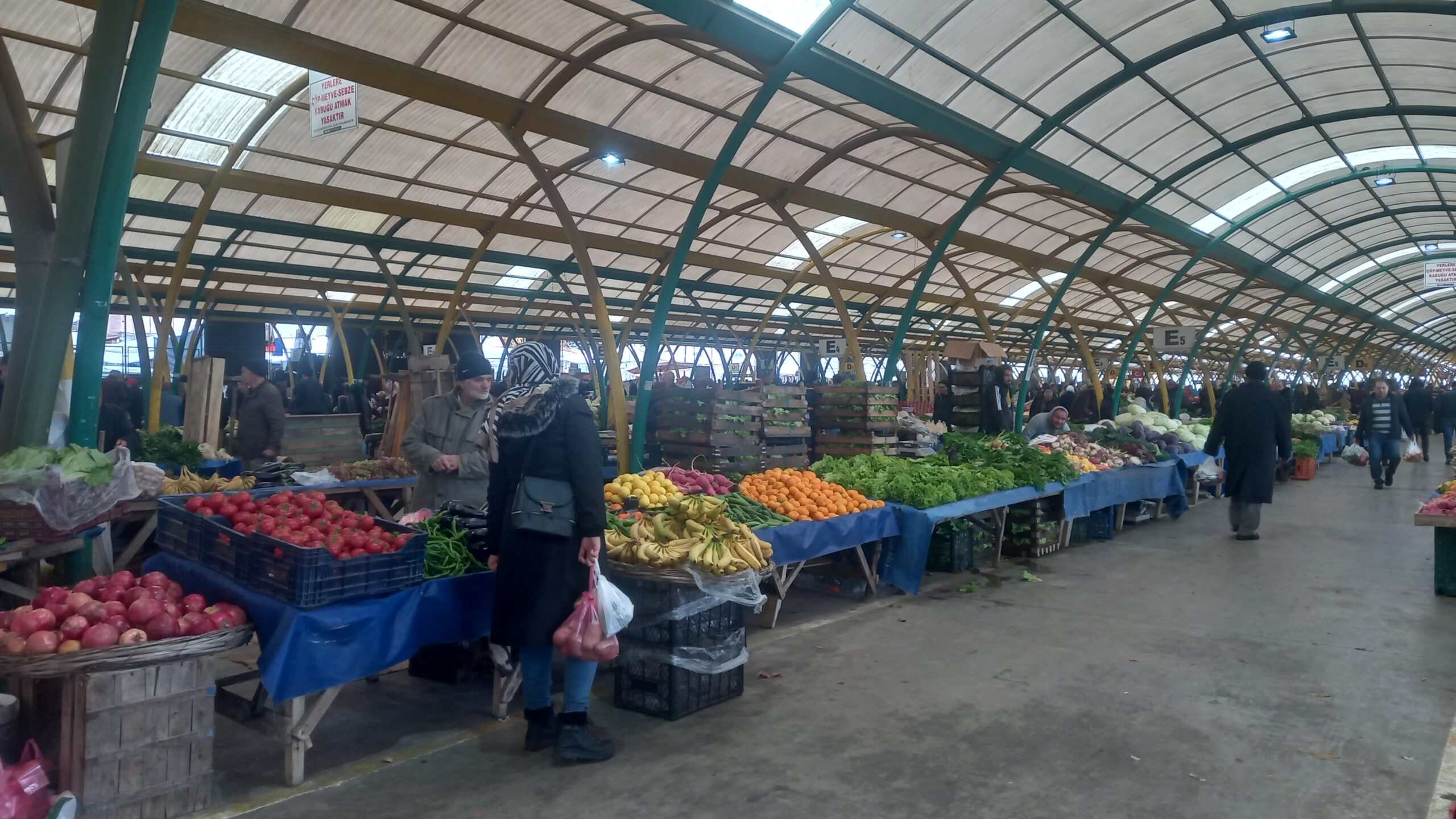 SOĞUK VE YAĞIŞLI HAVA GEDİZ PAZARINI BOŞ BIRAKTI