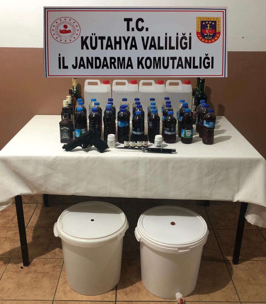 GEDİZ’DE JANDARMA 25 LİTRE SAHTE ALKOL ELE GEÇİRDİ
