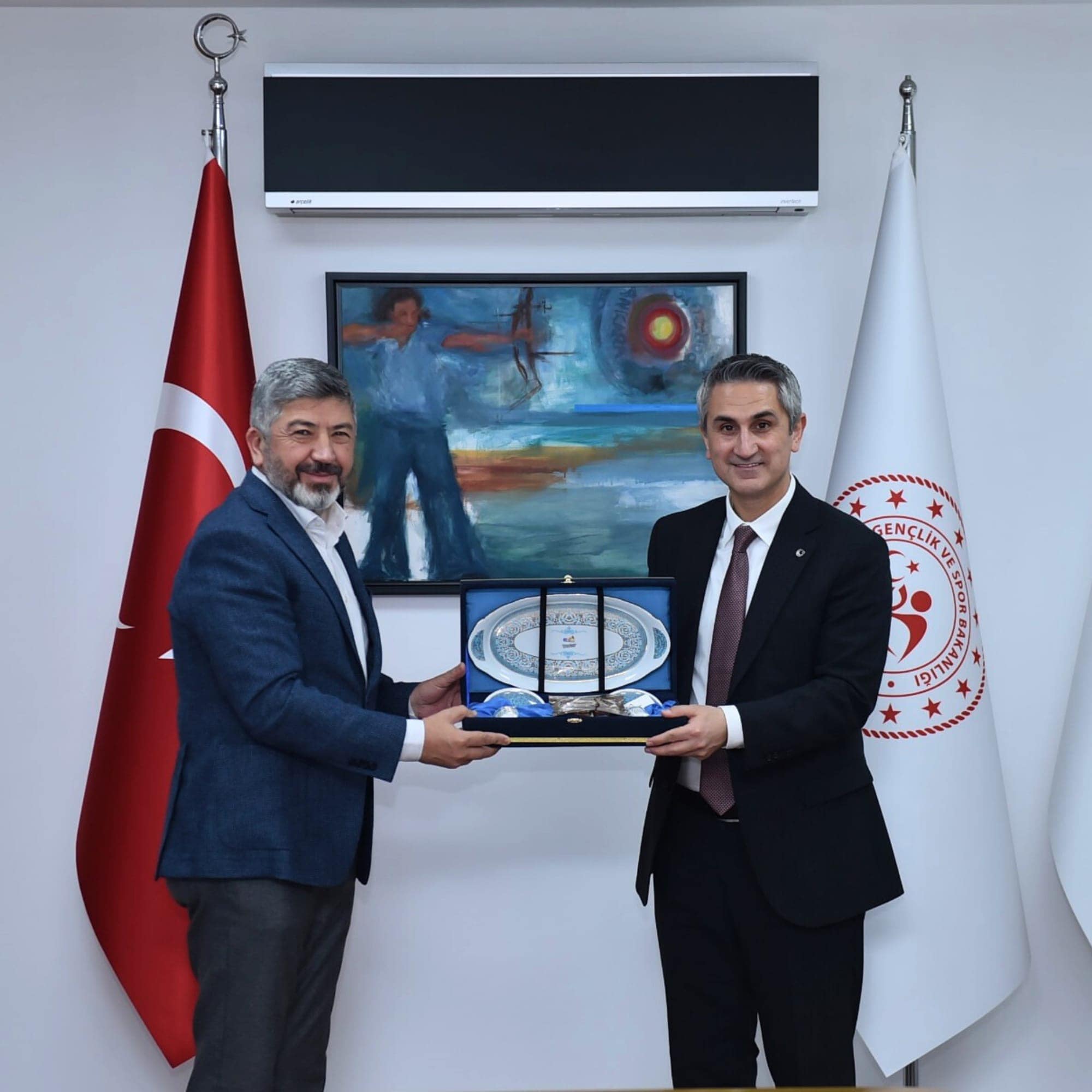 GEDİZ’DE BAŞKAN AKÇADURAK HİZMET VE YATIRIMLARIN HAYATA GEÇMESİ İÇİN ANKARA’DA BÜROKRATLARI ZİYARET EDİYOR