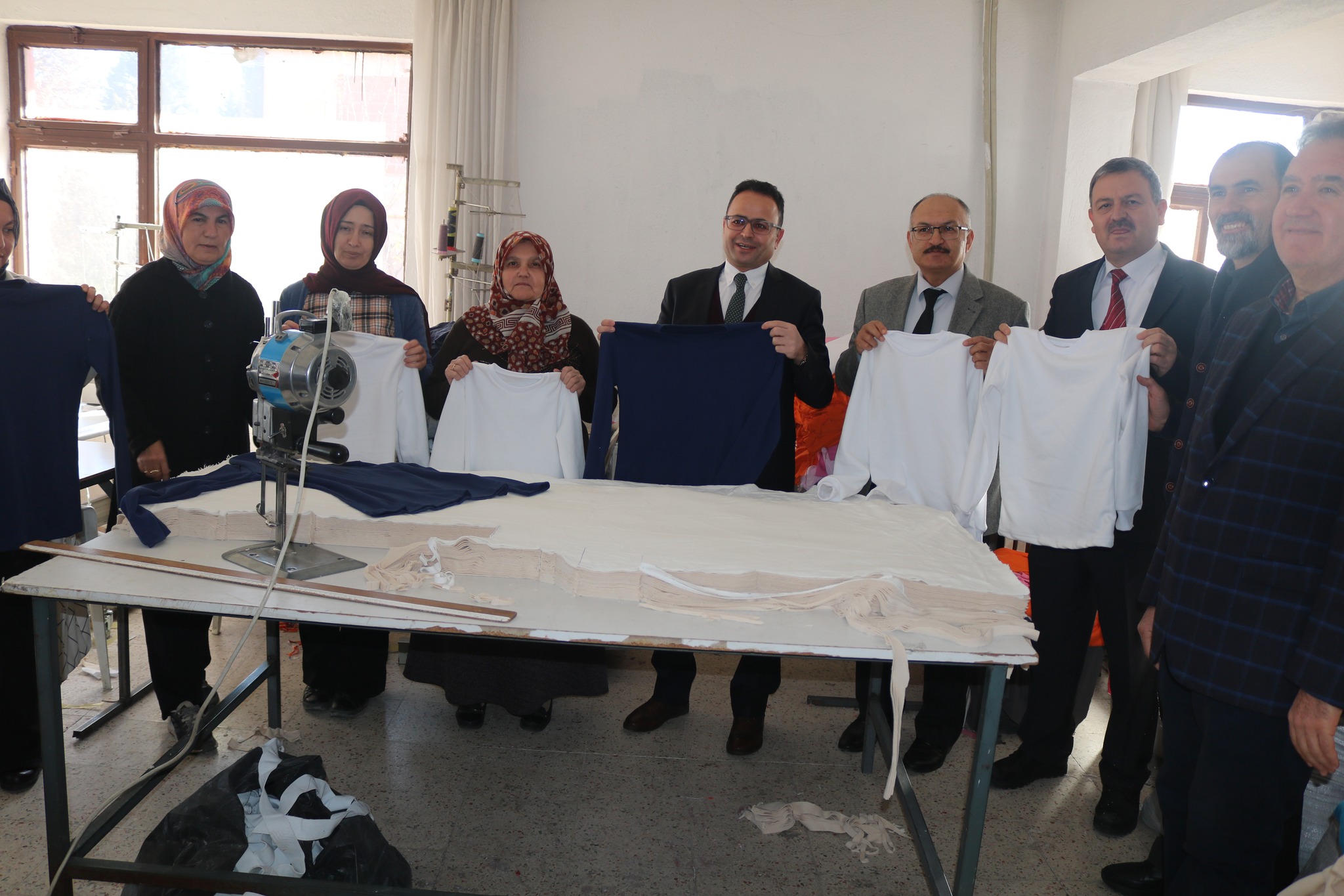 GEDİZ HALK EĞİTİMİ MERKEZİ KURSİYERLERİNDEN FİLİSTİN’E KIYAFET DESTEĞİ