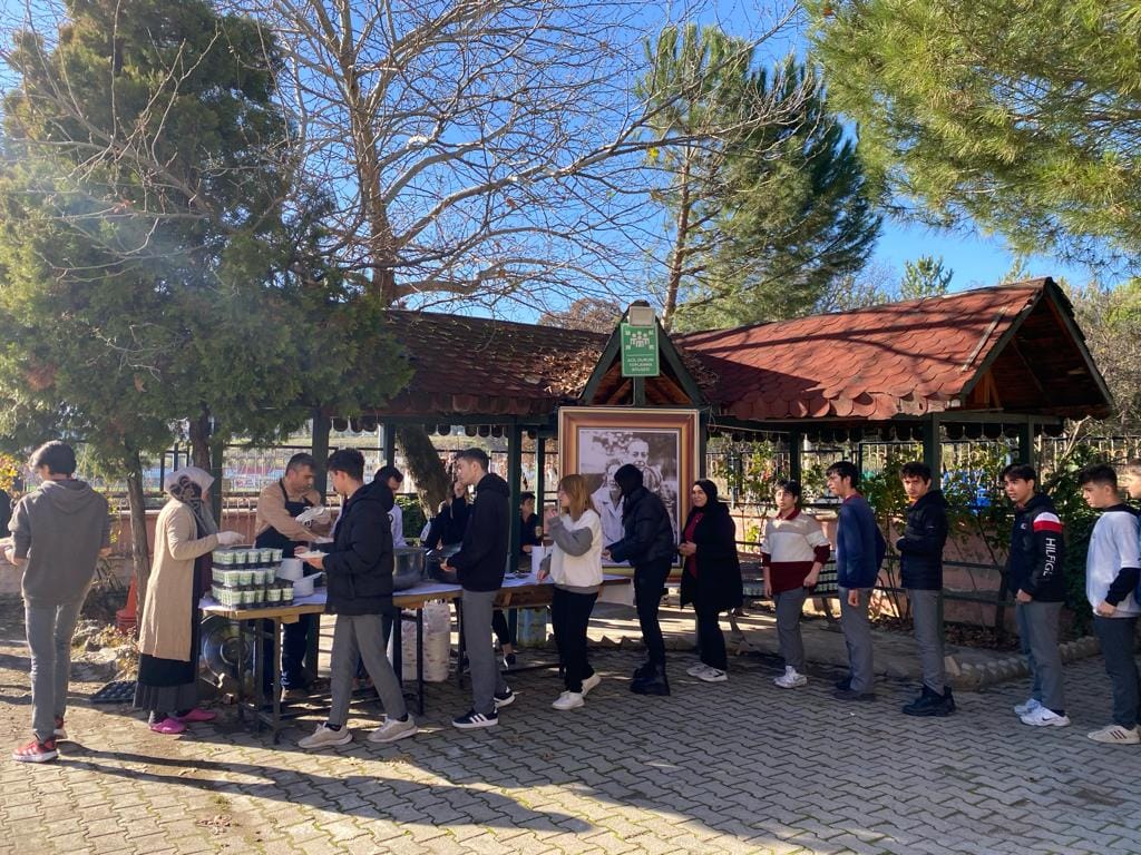 BÜYÜK HAYIRSEVERİN VEFATININ 2.YILINDA ÖĞRENCİLER TARAFINDAN ANILDI