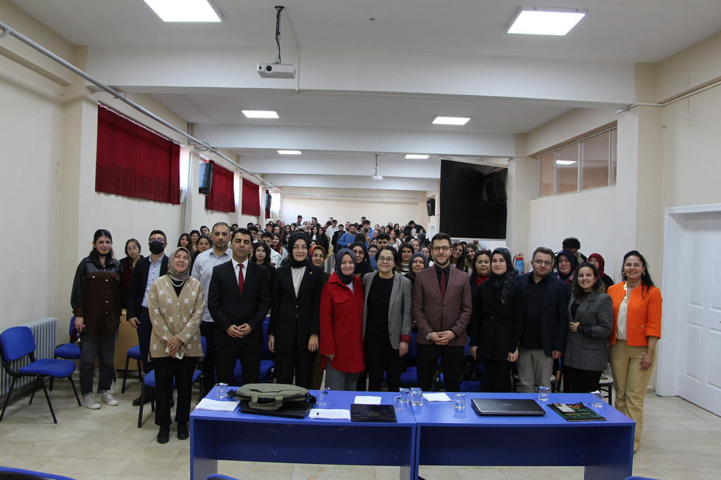 GEDİZ’DE “KADIN HAKLARI” KONFERANSI DÜZENLENDİ