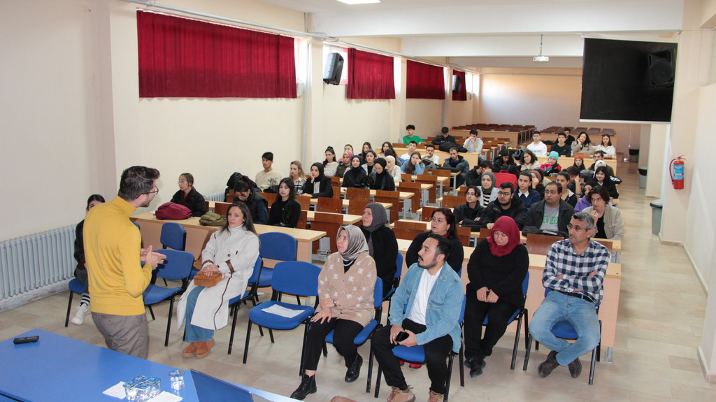 Gediz’de Fotoğraf ve Kısa Film Üzerine” ve “Sosyal Medyada Görsel Tasarım Nasıl Olmalı?” Konulu Seminerler Gerçekleştirildi