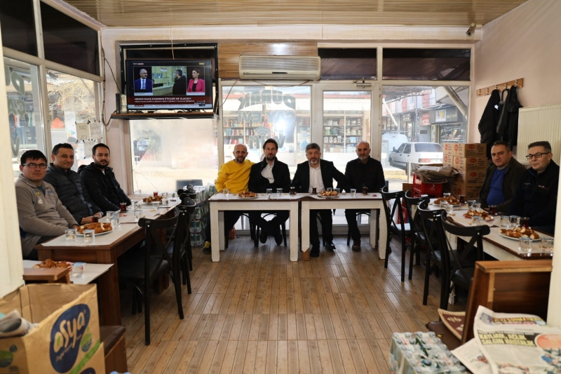 BAŞKAN AKÇADURAK, İLÇE ESNAFLARI İLE BİRLİKTE ÇAY SİMİT SOHBETLERİNDE BULUŞUYOR