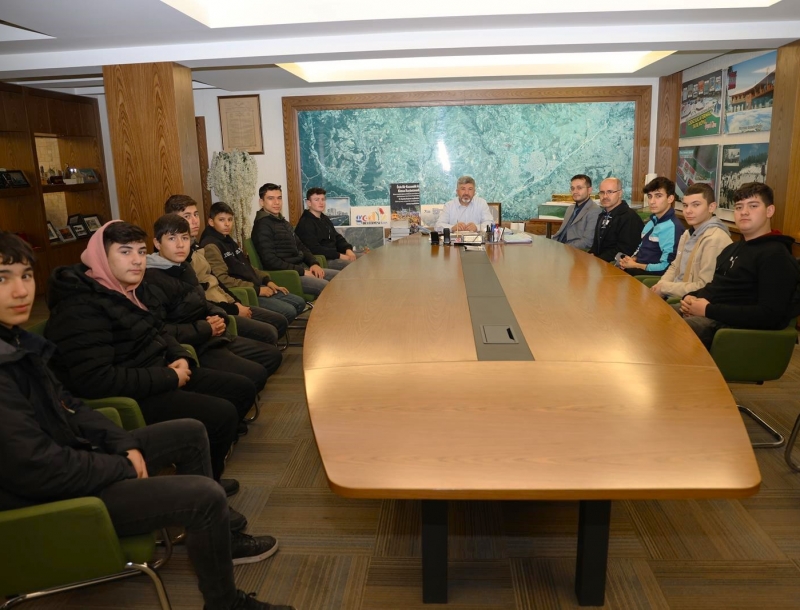 BAŞKAN AKÇADURAK DESTEK VERİYOR, ÖĞRENCİLER ÜRETİYOR