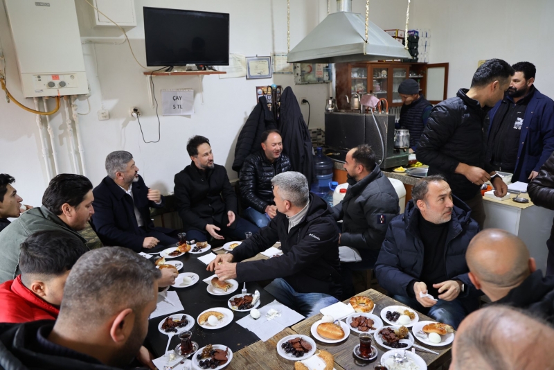 ESNAFLARLA ÇAY SİMİT SOHBETLERİ DEVAM EDİYOR