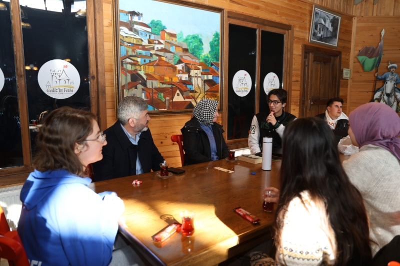 BAŞKAN AKÇADURAK, GENÇLERLE BİR ARAYA GELDİ