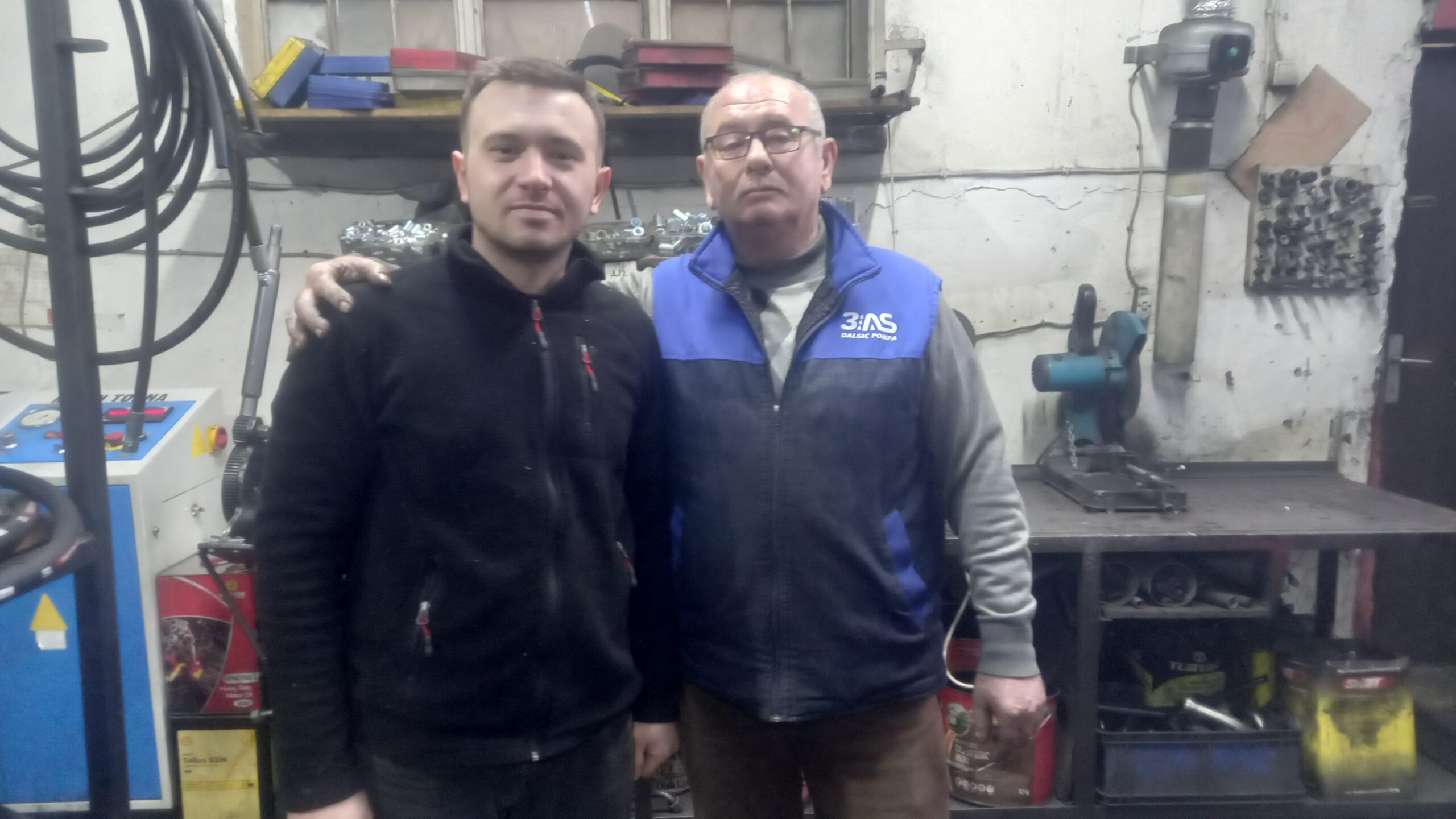 Baba oğul sırt sırta verip bölgenin yedek parça ihtiyacını karışıyorlar