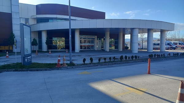 GEDİZ’DE KAZA YAPAN OTOBÜS YOLCULARI TEDAVİLERİNİN ARDINDAN TABURCU EDİLDİLER