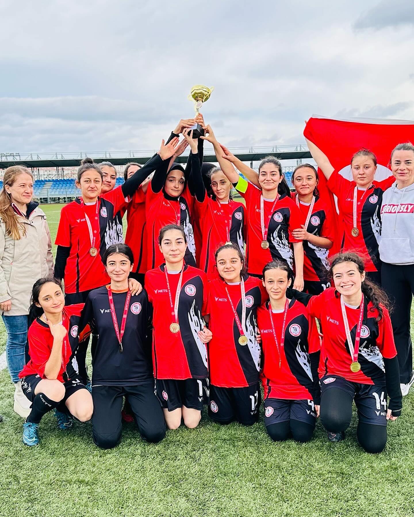 GEDİZ MESLEKİ VE TEKNİK ANALOU LİSESİ KIZLARI 5 YILLIK GELENEĞİ YİNE BOZMADI