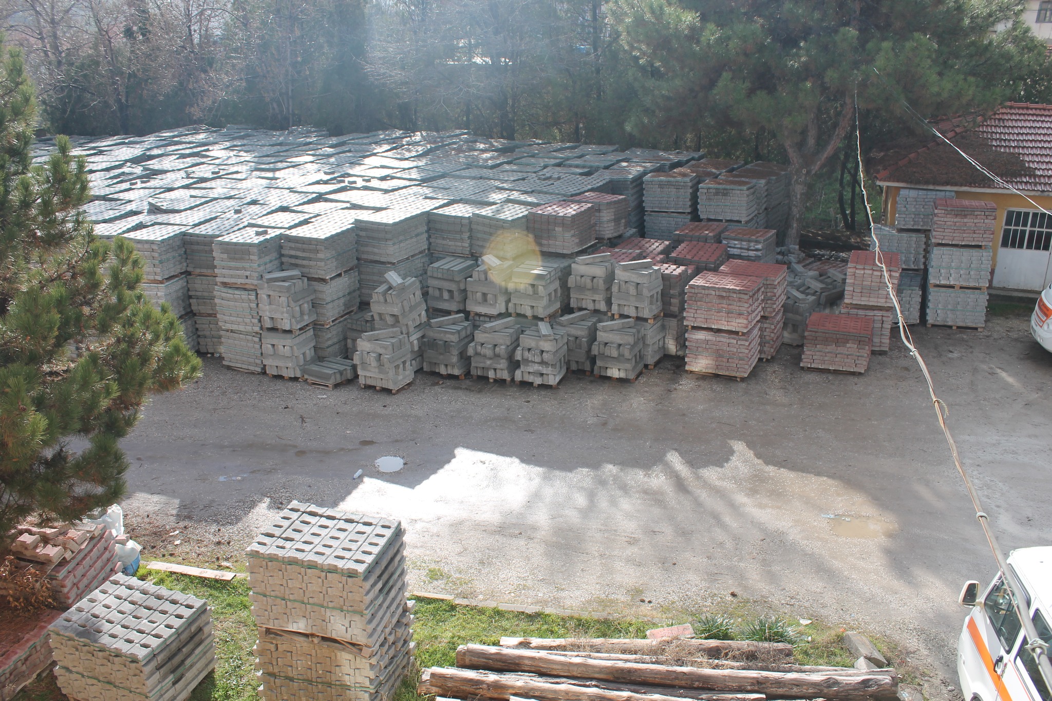 ESKİGEDİZ’DE 2024 YILINDA YAPILACAK DOĞALGAZ ÇALIŞMALARINDA BOZULACAK YOLLAR İÇİN KİLİTLİ BETON PARKE TAŞLARI HİBE EDİLDİ
