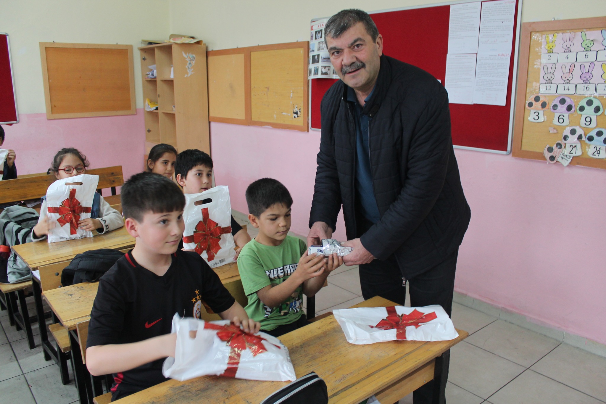 ESKİGEDİZ BELDESİNDEN ÖĞRENCİLERE TEMİZLİK SETİ