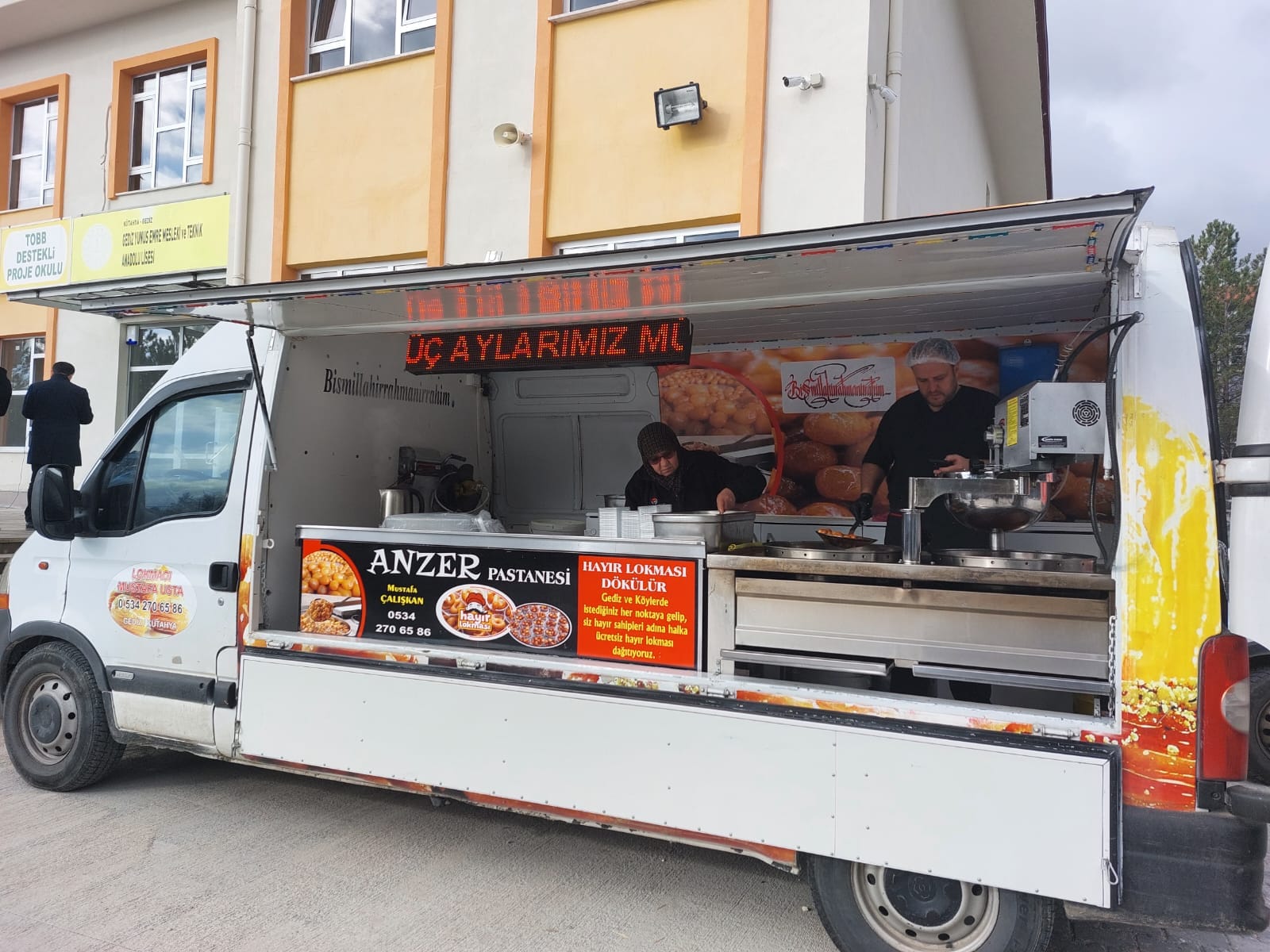 GEDİZ’DE VEFAT EDEN ÖĞRETMEN İÇİN OKULUNDA LOKMA HAYRI