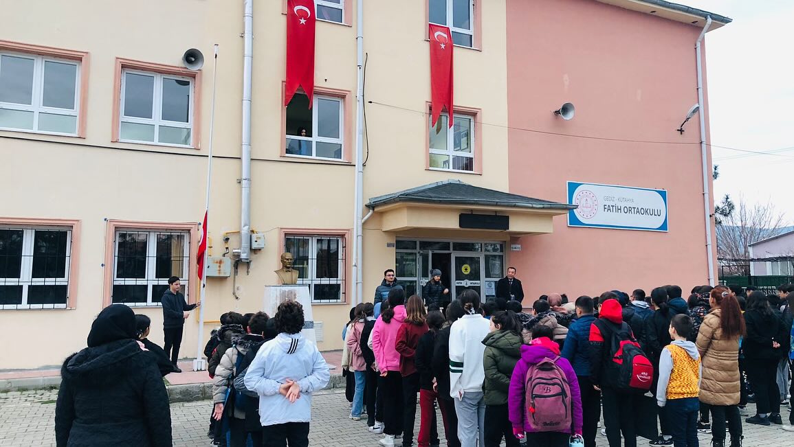GEDİZ’DE ŞEHİTLER İÇİN SAYGI DURUŞU