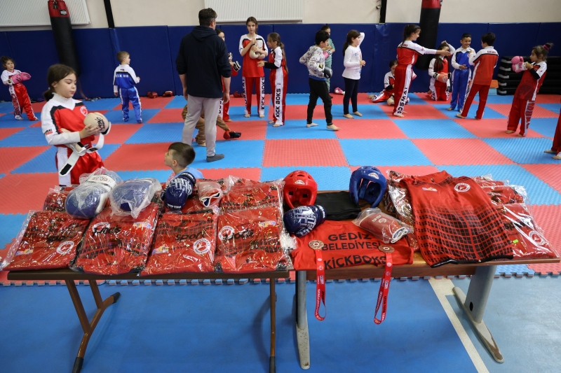BAŞKAN AKÇADURAK’TAN KİCK BOKS SPORCULARINA MALZEME DESTEĞİ