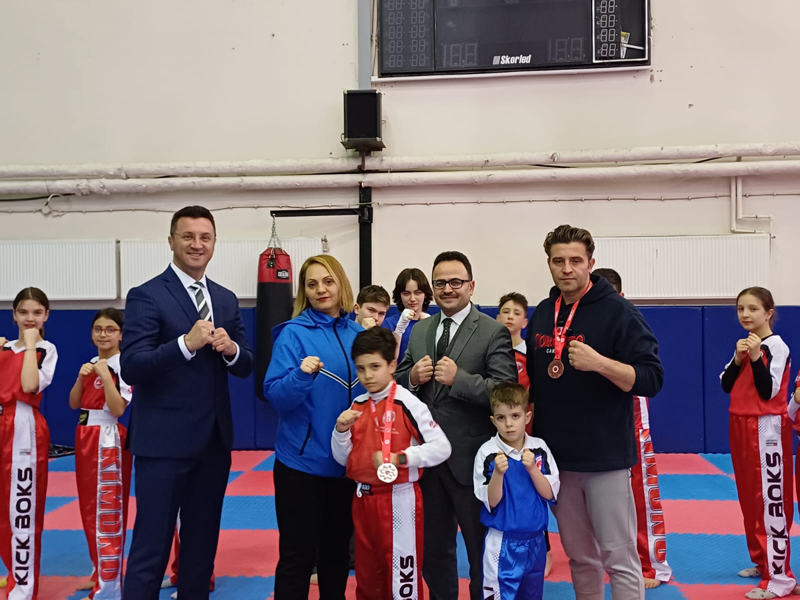 KAYMAKAM HAKAN ALKAN TÜRKİYE ŞAMPİYONASINDA DERECE ELDE EDEN KİCK BOKS SPORCULARINI MADALYA İLE ÖDÜLLENDİRDİ